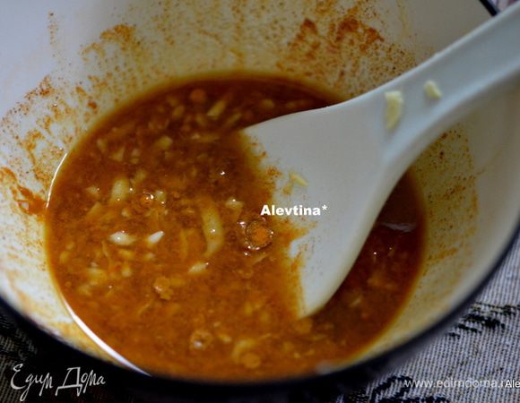 Разогреть духовку до 180 гр.
Смешать коричневый сахар, лимонный сок, растительное масло, чеснок, паприка, имбирь на терке, куркума, соль и перец по вкусу.