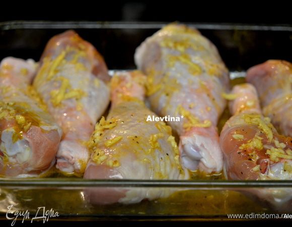 Куриные ножки смажем приготовленной смесью. Положить на противень с фольгой или в жаропрочное блюдо.готовим примерно в духовке 45 мин.