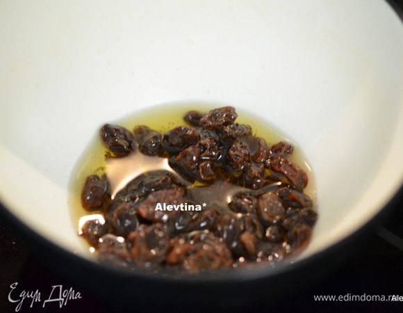 Изюм замочим в роме.