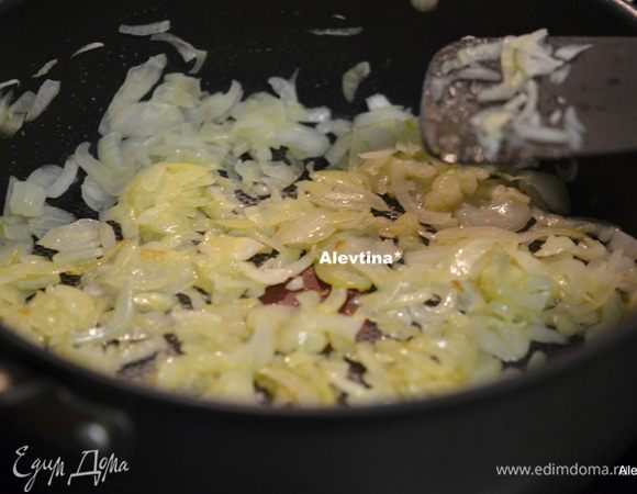 Пока ножки готовятся разогреем слив.масло. Добавим лук и щепотку соли. Готовим примерно 20 мин.пока лук закарамелизуется. Выложим ром с изюмом. Перемешаем. И готовим еще 2 мин. за это время ром испарится и оставит только запах легкий.