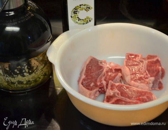 В фудпроцессоре порубим чеснок, розмарин, тимьян, кайен. перец и крупная соль. Затем добавим олив. масло и пропульсируем все вместе.