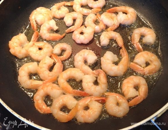 В этом же масле обжариваем креветки буквально по 2-3 минуты с каждой стороны, солим.
Как креветки готовы собираем наш салат.
Выкладываем рукколу, сверху креветки.
Помидорки черри разрезаем напополам.
Из авокадо делаем шарики (у меня есть для этого специальная штука, очень удобно)).
Пармезан режем (трем на специальной терке) тонкими пластинами.
Перчим, солим.
Сбрызгиваем оливковым маслом и бальзамическим уксусом.
Я такой салат делаю порционно: каждому в свою тарелочку)