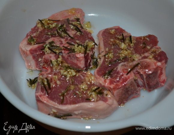 Смажем отбивные этой смесью.и поставим в холодильник мариноваться на 1 час или более.