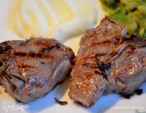 Готовим на гриле 3 мин. сторона для средней прожарки или до полной  готовности. Подаем с гарниром горячими. Приятного аппетита.