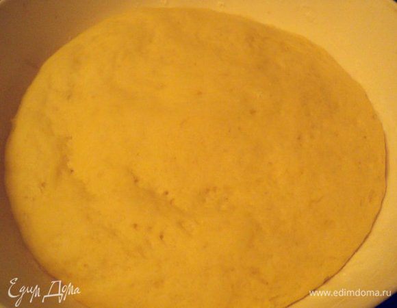 В теплое молоко добавить 1 ст. ложку сахара, дрожжи, 2 ст. ложки муки, размешать. Оставить на 10 мин. Затем добавить яйцо, муку, растопленное сливочное масло, замесить тесто. 