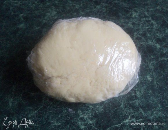 Пока дрожжевое тесто поднимается, приготовить пельменное тесто из муки, яйца, соли и небольшого количества воды. Тесто замешивать не слишком крутое, завернуть его в пищевую пленку и дать отдохнуть 30 минут. Мне для украшения хватило половины теста.