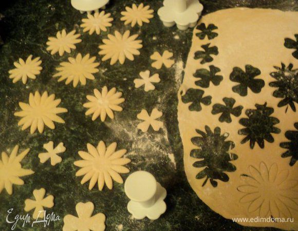 Затем пельменное тесто раскатать в пласт толщиной 3 мм и вырезать цветочки и фигурки при  помощи ножа, различный выемок и просто подручных средств, как подскажет ваша фантазия.