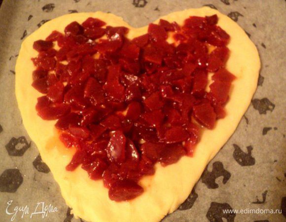 Сверху выложить начинку, у меня из айвового варенья, но можно любое варенье по вашему вкусу.