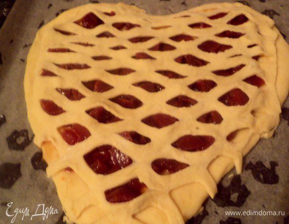 Накрыть пирог этой тестяной сеткой, слегка растянув его, лишнее тесто срезать.