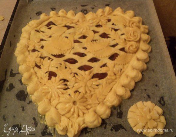 Сверху украсить цветочками и фигурками  из пельменного теста.  Оставшееся яйцо для смазки смешать с сахарной пудрой и смазать им украшения из пельменного теста. Сахарная пудра в процессе выпечки карамелизируется  и украшения будут иметь более светлый цвет. Выпекать при температуре 180 градусов 30-35 мин. до румяной корочки дрожжевого теста.