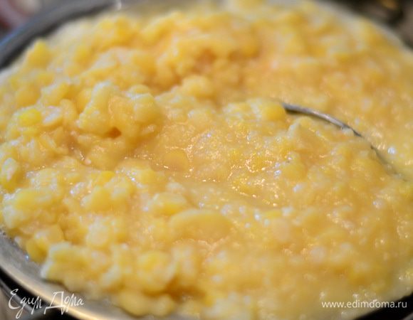 Отварить набухший горох в подсоленной воде, варить около 1 часа, пока горох практически не разварится. Процедить горох через дуршлаг, бульон гороховый не выливать.