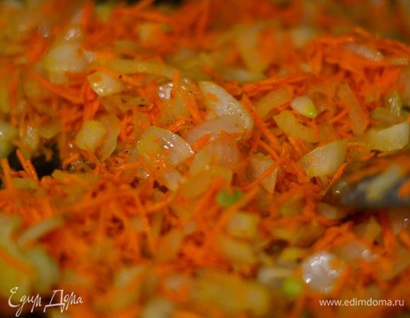 Протушить на сковороде  лук с морковкой, посолить, поперчить.