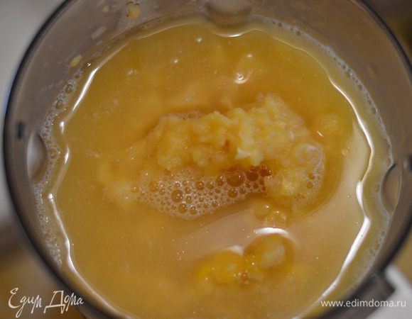 В блендер загрузить морковку с луком, весь горох и немного подлить горохового бульона, совсем чуть-чуть, на максимальной скорости все взбить.