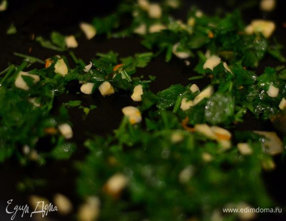 На сковороде буквально на минуту,две  отправить мелко порезанный чеснок с петрушкой, только, чтобы они дали свой аромат и убрать с огня.