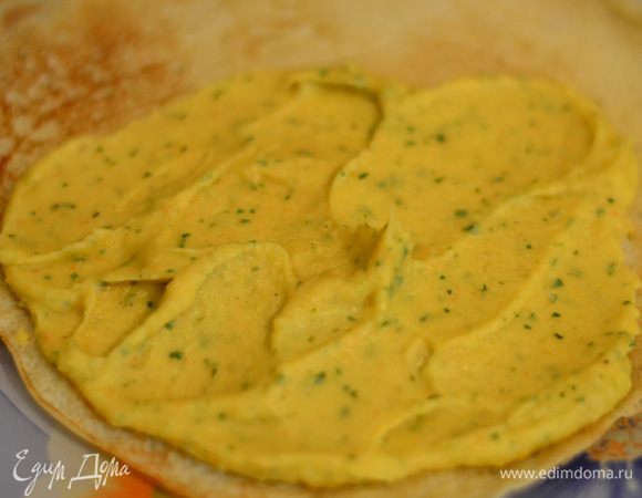 Теперь каждый блинчик намазать обильно начинкой