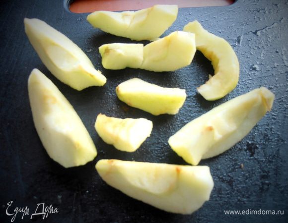 Готовим припёк-начинку.Яблочко очищаем от кожицы...