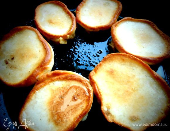 Переворачиваем и жарим с другой стороны.Вот в это время и будет создаваться внизу карамель,а фрукты в ней - сами знаете,какие вкусные!