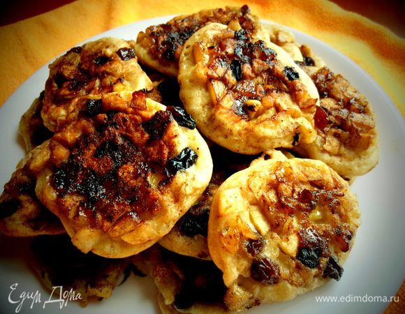 Из второй половины теста делаем совсем другого типа оладьи,...с припёком из фруктов! (http://www.edimdoma.ru/retsepty/52150-oladushki-s-karamelno-fruktovym-pripekom)