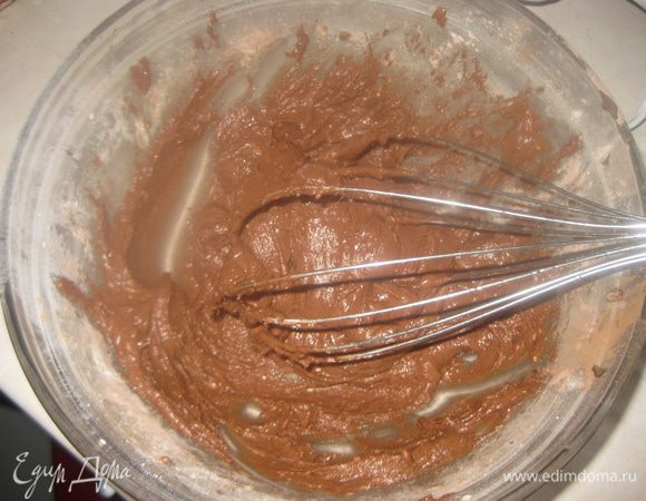 Добавляем мягкое масло, муку, разрыхлитель, молоко, какао и слегка взбиваем.