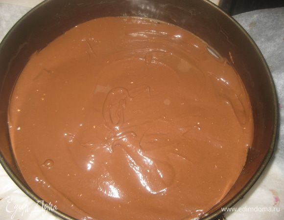 Наливаем в тесто 35 мл крутого кипятка, хорошо размешиваем тесто. Переливаем в форму (диаметр 24 см), выпекаем в ранее разогретой духовке при темп.180 гр. 30-40 минут (до сухой палочки). Бисквит остужаем и вынимаем из формы.