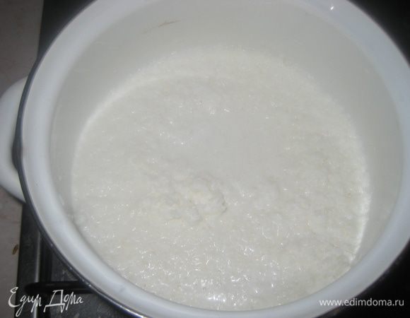 Готовим кокосовый мусс. Для этого в кастрюльке  кокосовую стружку заливаем  1 ст. молока, ставим на огонь и доводим до кипения.