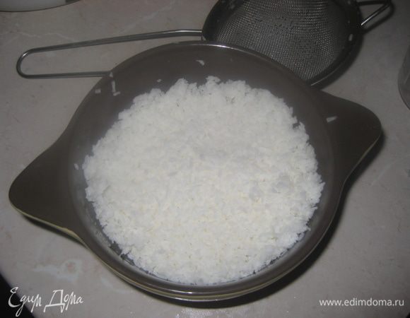  Далее кокосовую стружку забираем из кастрюльки хорошо отжимаем.