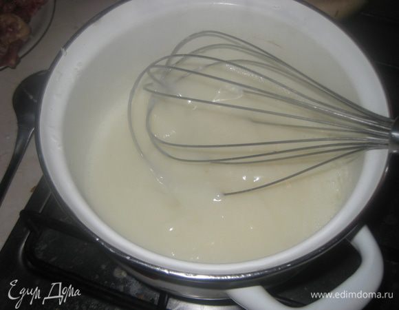 В молоко добавляем сахар, и доводим до кипения. Тем временем 2 ст. л молока размешиваем с крахмалом. Вводим эту смесь в кипящее молоко и доводим до загустения.  В крем добавляем кокосовую стружку и кокосовй ликер (или ром)  и полностью остужаем. 