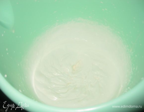 Желатин (у меня быстрорастворимый) заливаем 5 ст.л. кипятка, размешиваем до растворения всех крупинок. Добавляем желатин в кокосовый крем и взбиваем миксером. Сливки взбиваем до стойких пик, добавляем в 2 приема в крем. После первой порции сливок взбиваем мусс миксером, после второй - осторожно перемешиваем лопаткой.