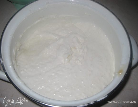 Далее следует найти форму, меньшую по диаметру за форму для выпечки на 1-1,5 см. То есть, если у меня форма для выпечки была 24 см, то форма для заливки кокосового мусса должна была быть диаметром 22,5-23 см. Такой формы у меня не оказалось, пришлось мусс заливать в кастрюльку. Кастрюльку застелила  пищевой пленкой и выложила мусс для застывания на 2-3 часа (в холодном месте).