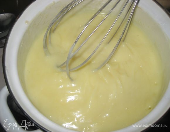 Готовим шоколадный мусс. 350 мл молока (несколько ложек оставляем)  смешиваем с сахаром, доводим до кипения. Яйца, крахмал и молоко которое мы отобрали размешиваем до однородности и вводим в кипящее молоко. Доводим до загустения крем. 