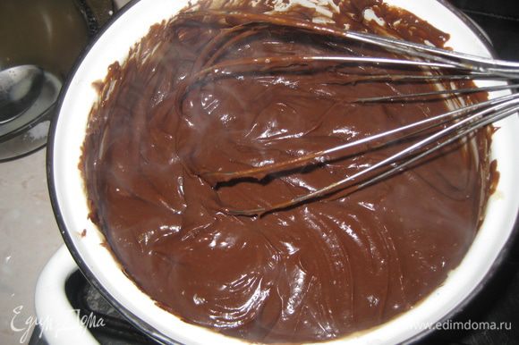 В горячий крем добавляем шоколад и размешиваем до его полного растворения. Охлаждаем крем.
