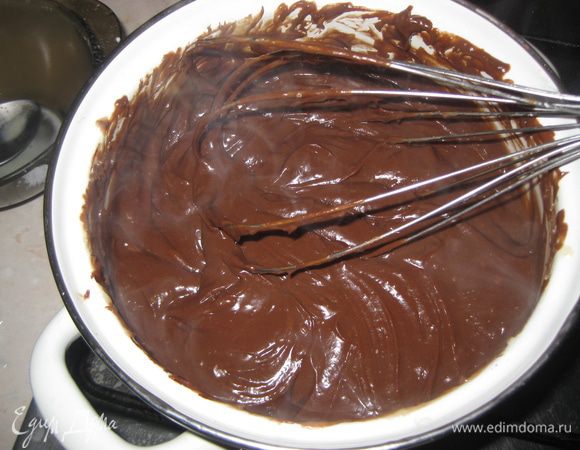 В горячий крем добавляем шоколад и размешиваем до его полного растворения. Охлаждаем крем.