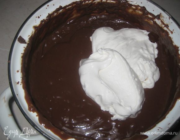 Желатин вводим в шоколадный крем и взбиваем миксером. Сливки взбивем до стойких пик и вводим в 2 приема в шоколадный крем (вводим по тому же принципу, что и в кокосовый мусс).