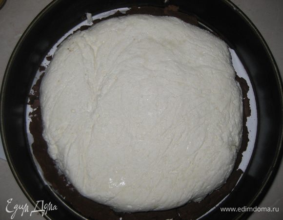 Начинаем сборку торта. В круглую форму со съемными бортами  выкладываем наш бисквит (если есть желание, можно пропитать ромом). Осторожно выкладываем на бисквит  уже застывший кокосовый мусс. 