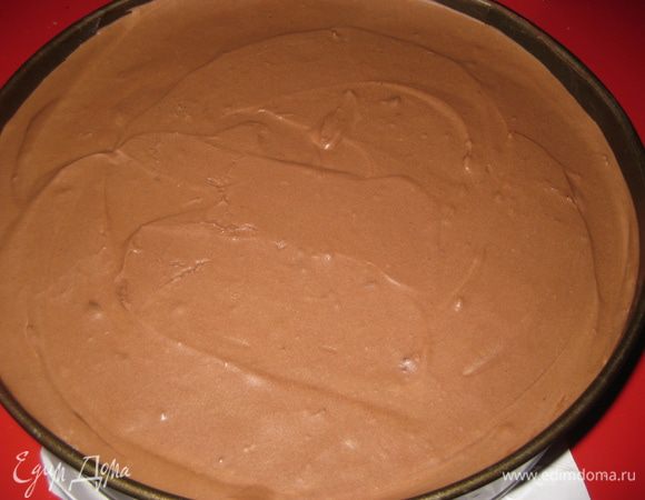 Сверху наливаем шоколадный мусс, заполняя боковые отверстия. Выравниваем мусс и отправляем в холодильник на застывание на несколько часов (лучше на ночь).