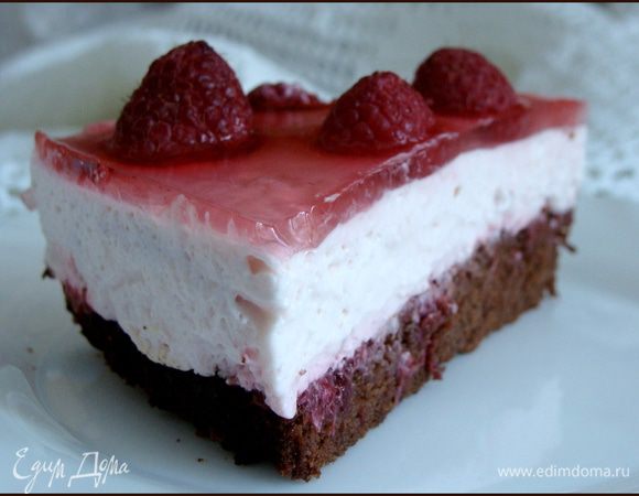 Для шоколадного бисквита:
Растапливаем шоколад вместе со сливочным маслом на водяной бане.
Вбиваем в пену яйца, постепенно добавляя сахар. Вводим молоко и просеянную с разрыхлителем муку. Перемешиваем и вливаем шоколадную массу. Снова хорошенько перемешать.

Форму выложить пергаментом и смазать маслом. Выпекать бисквит при 180С около 15-20 минут.