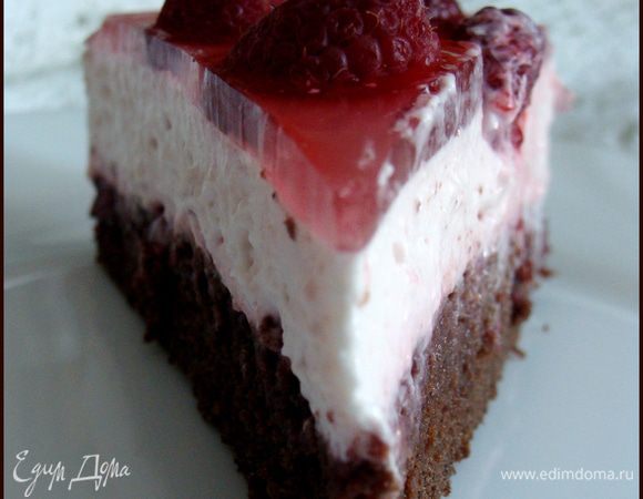 Для йогуртового слоя:
Взбиваем сливки до пиков, добавляя сахарную пудру. Вводим йогурт и еще раз взбиваем.
Желатин замочить в воде на пару минут (по инструкции на вашей упаковке) и распустить на огне.
За это время примерно 2\3 малины перетираем с сахаром в ступке. Выкладываем на шоколадный корж.

Желатин вводим в йогуртовую массу и убираем в холод. Как только масса схватится, заливаем ее поверх малины. И убираем уже до полного застывания.
