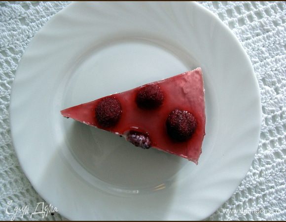 Украшаем:
После того, как йогуртовая масса застынет, приготовить малиновое желе согласно инструкции на упаковке (обычно его просто нужно развести в кипящей воде до растворения). Добавляем в него же сок от размороженной малины.
Выкладываем ягоду на торт, сверху заливаем малиновым желе и снова убираем в холод хотя бы на пару часиков, а лучше на ночь.
Приятного аппетита!