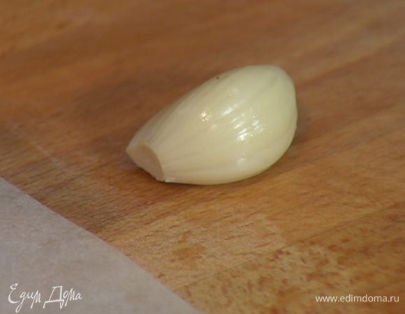 Чеснок почистить и мелко порубить.