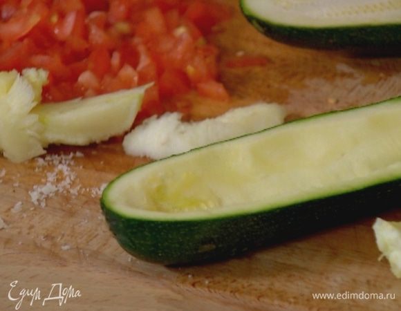Цукини разрезать вдоль и ложкой вынуть мякоть, чтобы получились лодочки.