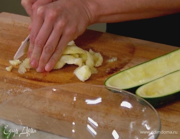 Мякоть цукини нарезать очень мелко.