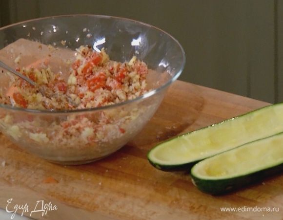 Соединить половину сыра, 2–3 ст. ложки хлебной крошки, измельченную мякоть цукини, помидор, чили и чеснок, посолить, поперчить, влить 1 ст. ложку оливкового масла и все перемешать.