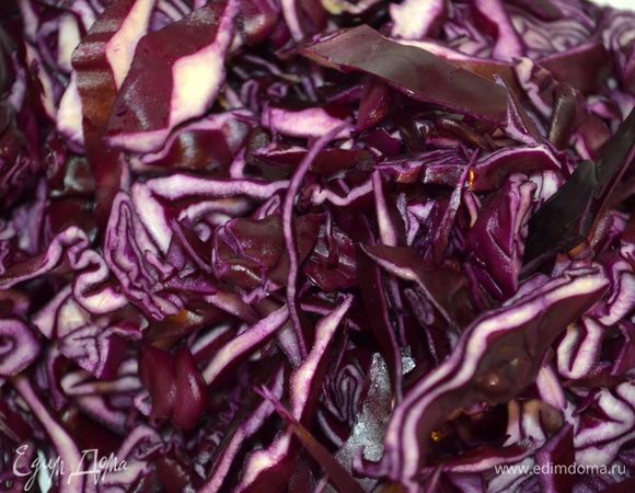 капусту мелко нашинковать и "помять" руками с щепоткой соли