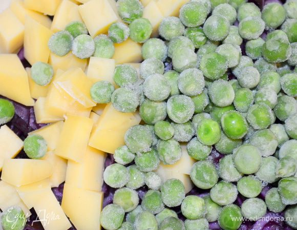 к капусте добавить горошек( не размораживать) и сыр, нарезанный на кубики. Все размешать. Выдавить через пресс чеснок. 