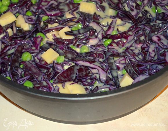 смешиваем заливку с овощами и сыром, все перемешиваем. Выложить в форму для запекания, смазанную маслом. Выпекать 40 минут при 180 гр. 