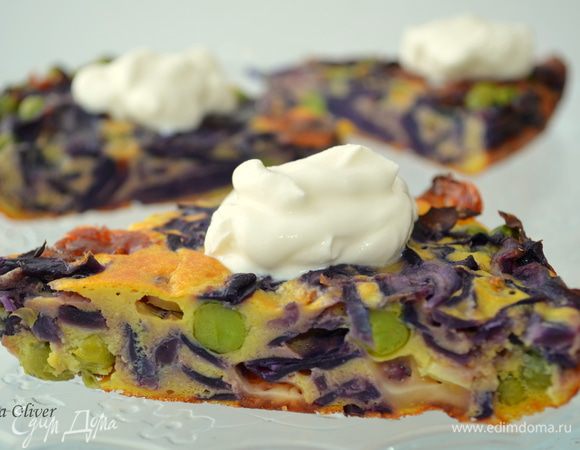 Горячий пирог остудить и нарезать на кусочки. Подавать со сметаной! 