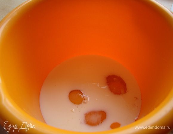 Взбиваем яйца с молоком и специями