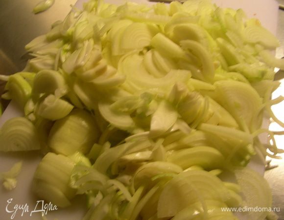 Лук режем тонкими полукольцами.
