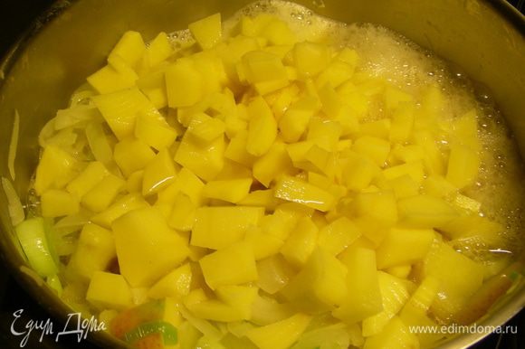 Добавляем порезанный кубиками картофель и сидр. Доводим до кипения и готовим еще несколько минут до легкого выпаривания жидкости.