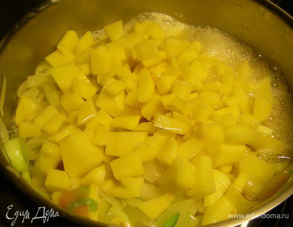 Добавляем порезанный кубиками картофель и сидр. Доводим до кипения и готовим еще несколько минут до легкого выпаривания жидкости.
